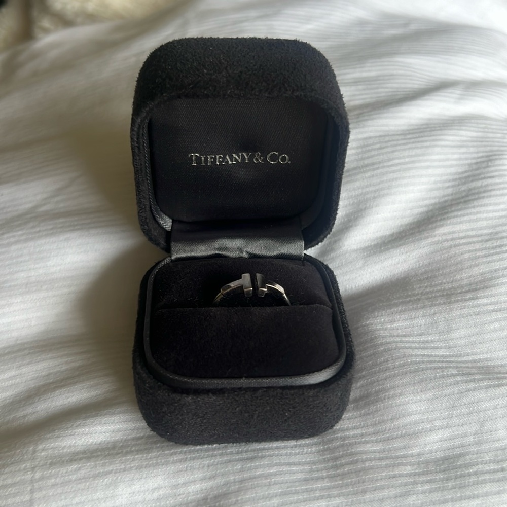 Tiffany T Wire Ring in White Gold